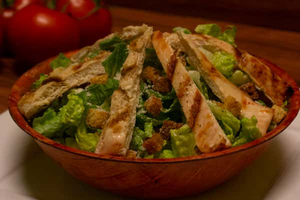 Grilled chicken salad with croutons