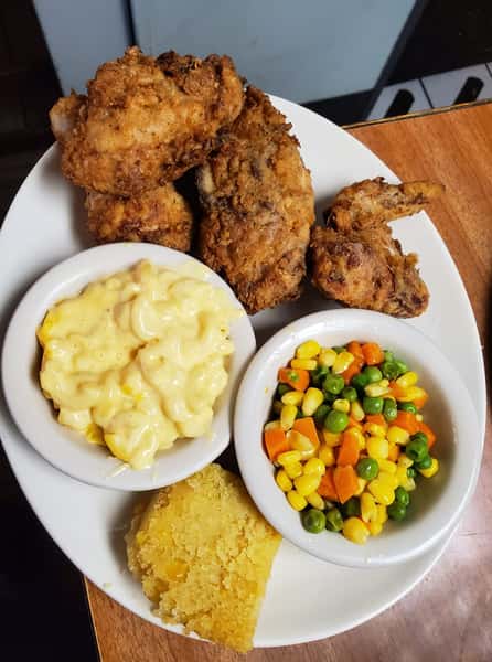 Fried chicken with mac and cheese and vegetables