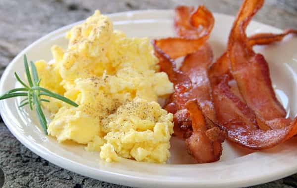 4 eggs ,grits, 2 pieces of bacon
