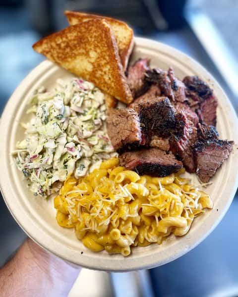 mac and cheese with bbq plate