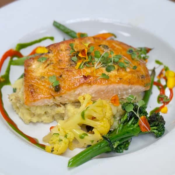 Salmon Filet w/Dill Saffron Cream