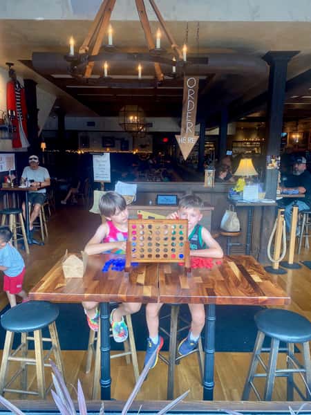 2 boys playing Connect 4