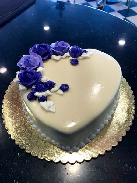 heart cake with blue roses