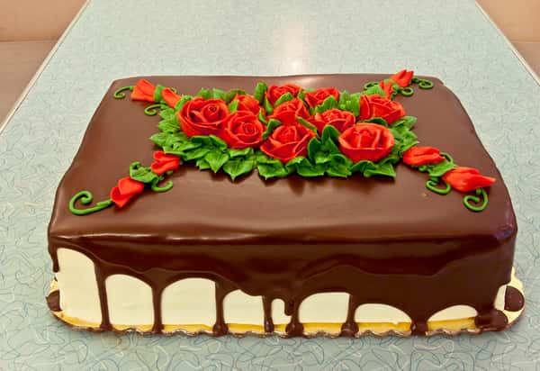 chocolate cake with roses