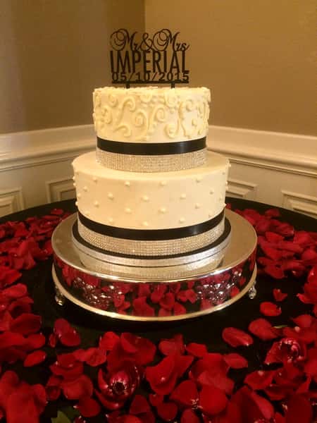 cake with red roses