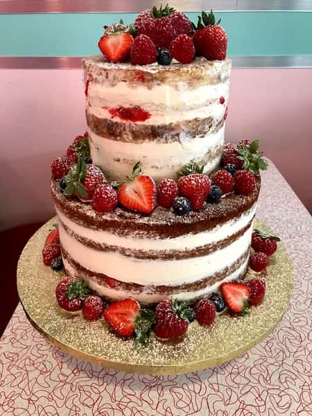 naked cake with strawberries