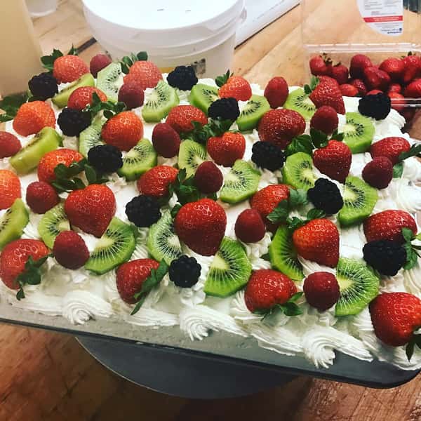 kiwi and berries cake