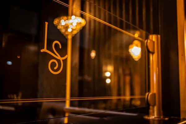 Liam's Steakhouse Dining room logo