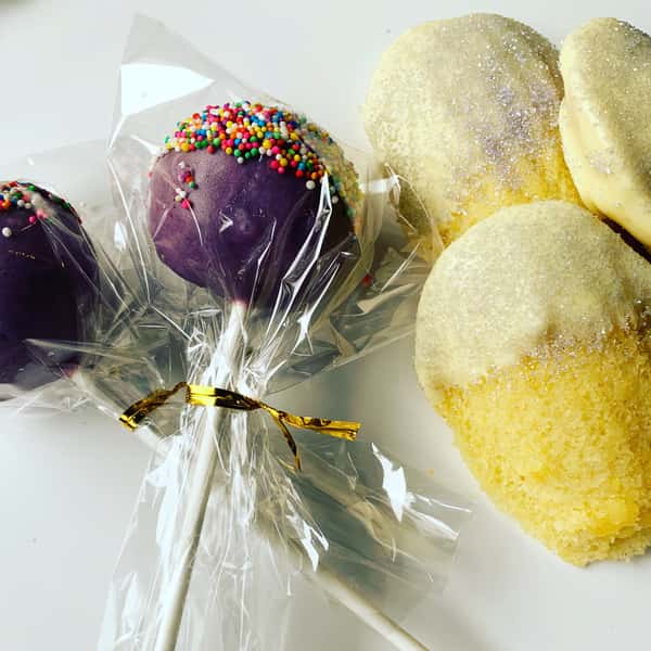 Cake pops and madeleines