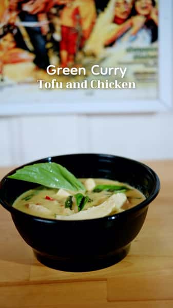 A Thai classic that never disappoints! 💚 Our Green Curry Chicken is full of fragrant curry flavor, tender chicken, and the perfect balance of savory and spicy notes. Served with rice noodle it’s the kind of meal you’ll want to come back for again and again. 🇹🇭

#bangkokbarbkk #GreenCurry #ThaiFoodLovers #ThaiFood #Foodstagram NYCFood FoodieFinds