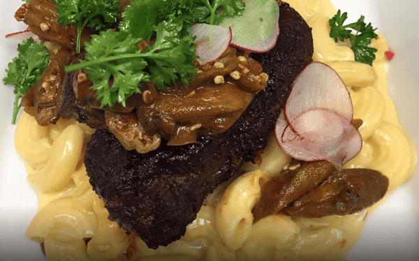 Macaroni and cheese with steak
