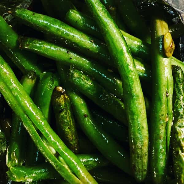Fresh Green Beans with Roasted Garlic Chips