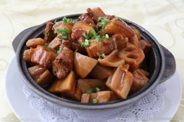Pork Hock with Lotus Root 莲藕焖猪手