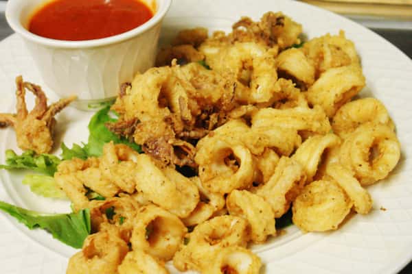 Calamari with dipping sauce to the side