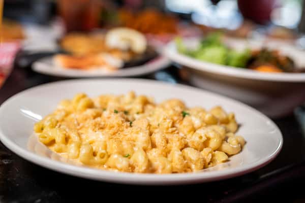 Table of food from Maxie's mac n cheese featured