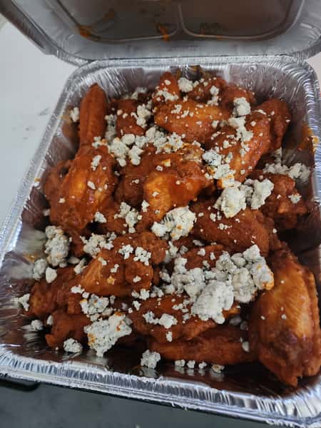 Premium blend of select aged cayenne peppers. Topped with Bleu cheese crumbles