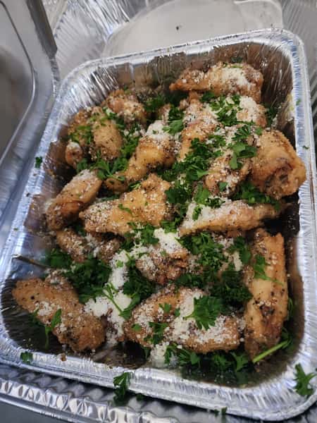 Lemon pepper combines lemon oil with the woody earthiness of cracked black pepper. Garnished with parsley and parmesan cheese
