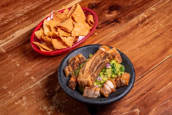 Chicharrón con guacamole