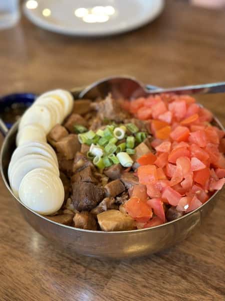 Bowl with meat, onion and tomato