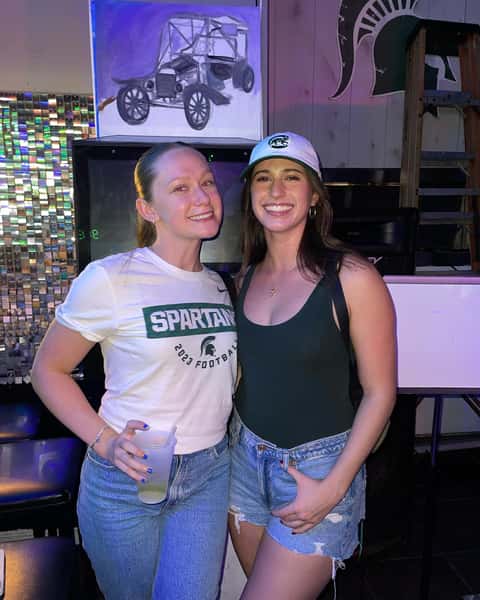 MSU vs. Maryland at 2:30 today! Come out for $30 beer buckets, $42 seltzer buckets, and $5 Sparty Bombs šš
#msu #msualumni #chicago #sportsbar #chicagodrinks