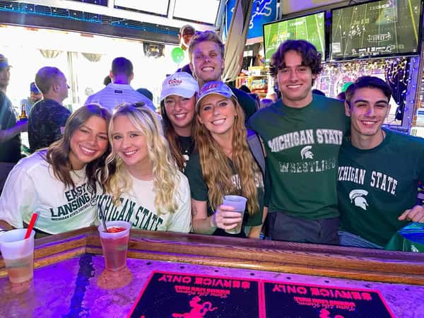 Kickoff the MSU football season with us this Friday at 6 PM! $30 domestic buckets, $42 seltzer buckets, and $5 Sparty Shots šš¤
#msu #msualumni #lincolnpark #chicago #chihappyhour #collegefootballsaturday