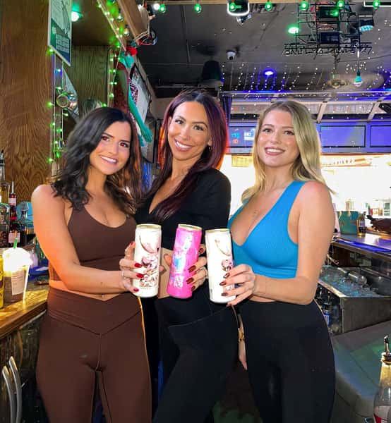 Come get PLAY HARD SELTZERS at Tin Lizzie!! The hottest new seltzers on the blockš„³SEE YOU SOON!
#tinlizzie #playhardseltzer