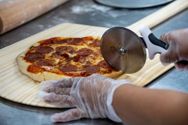 accion pizza making 