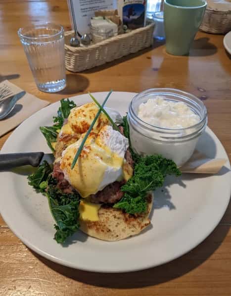 Egg and salad burger