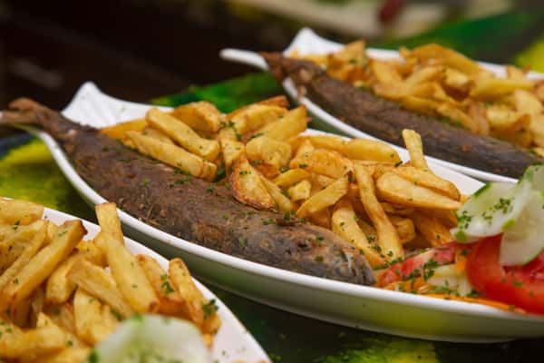 crispy-fish-with-a-side-of-fries-and-fresh-veggies