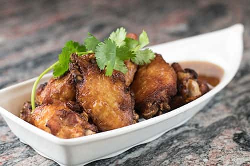 Chicken wings marinated in Thai spices,deep-fried and served with a sweet& spicy chili and garlic sauce