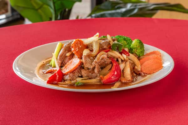 Stir-fried beef with bell peppers, onions, mushrooms, and broccoli in savory brown sauce, served with carrot slices.