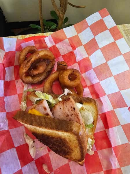 sandwich with onion rings