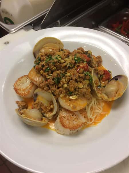Little neck clams, scallops, and white wine, garlic, lemon, butter and fresh parsley