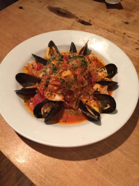 Mussels with sherry wine, garlic and marinara