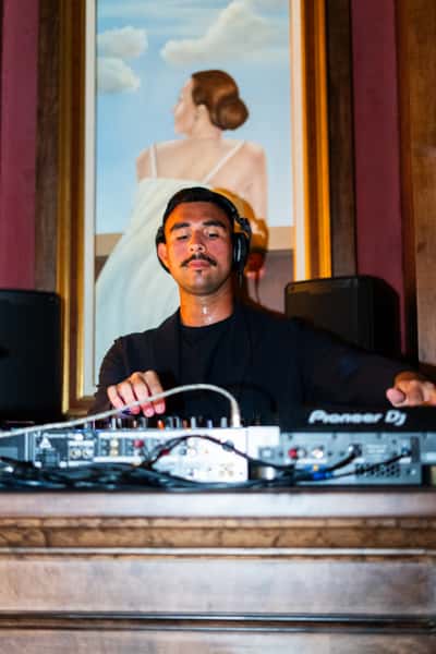 DJ
