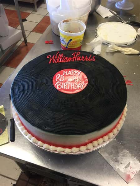 Cake shaped like a vinyl disk