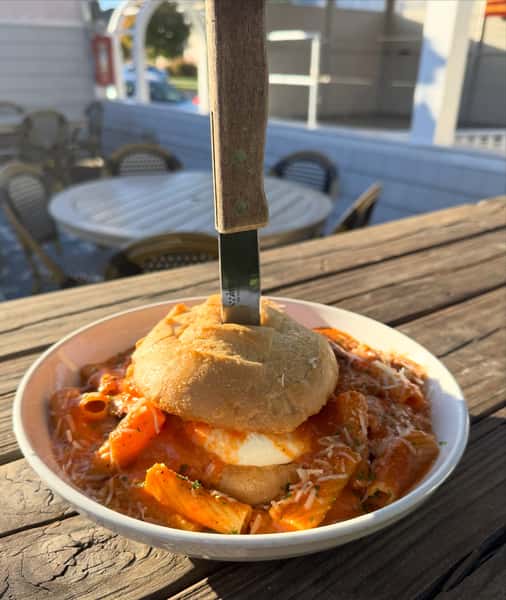 A bread bowl, rigatoni alla vodka, sausage, meatballs AND burrata?! 🤤🍝
Our Sausage & Meatballs special starts with a garlic-butter bread bowl, smothered in sausage, meatballs and rigatoni alla vodka, then topped with cracked burrata. 🧄🧀
Come hungry… trust us on this one! 😍
📍 Popei’s Clam Bar
#popeisclambar #popeiscoram #lifoodie #lirestaurants #weeklyspecials