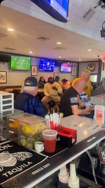 Football Sundays are BACK at Popeiās! šš» Catch all the action with great food, cold drinks, and the best game-day atmosphere. Grab your crew and spend your Sundays with us! š
#popeiscoram #popeisclambar #lifoodie #nyrestaurants #footballsundays