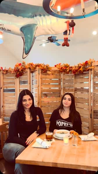 Fall flavors are calling 🍂🤎 Elaina & Hailey are serving up Popei’s new Butternut Squash soup paired with our Figgin’ Delicious cocktail 🍸✨ The perfect duo to sip & savor this season!
#popeiscoram #popeisyum #lieats #lifoodie #fallflavors