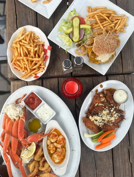 A table spread that dreams are made of! We truly have it all, from sea to shore & so much more š
Add Popeis to your meal plan for this week!
#popeisclambar #popeiscoram #lifoodie #lirestaurants #sundayeats