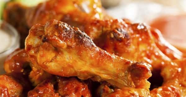 5 Traditional Fried Chicken Wings are a Rivals Brew Pub favorite for a reason 🍗 Herb-roasted, deep-fried, and tossed in one of our signature glazes or rubs, with celery plus your choice of bleu cheese or ranch. #RivalsBrewPub #ChickenWings #WingFavorite