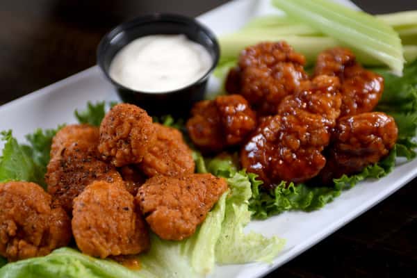 Rivals Brew Pub fans keep coming back for 10 Boneless Chicken Wings 🔥 Breaded, deep-fried chicken tenderloin chunks tossed in your choice of signature glaze or rub, served with celery plus bleu cheese or ranch. A true crowd favorite. 🍗 #RivalsBrewPub #ChickenWings #PubFavorites