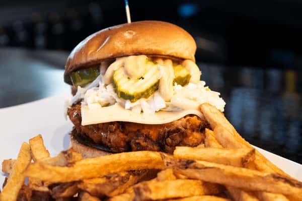 Turn up the heat with Nashville Hot at Rivals Brew Pub 🔥 Buttermilk fried chicken, pepper jack, sriracha aioli, coleslaw, and pickles on a brioche bun bring the perfect kick. Bring your appetite and dig in today! 🍔 #RivalsBrewPub #NashvilleHot #ChickenSandwich