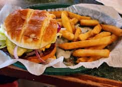 Cheeseburger with fries