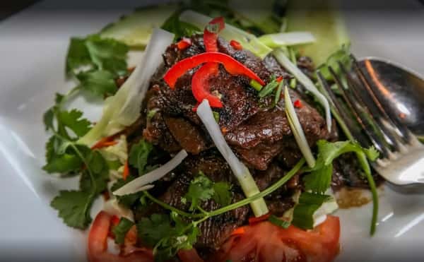 (37) Heaven Beef - Tender top sirloin beef marinated in a delicious sauce and grilled. Served with fresh cucumbers, tomatoes and garlic sauce.