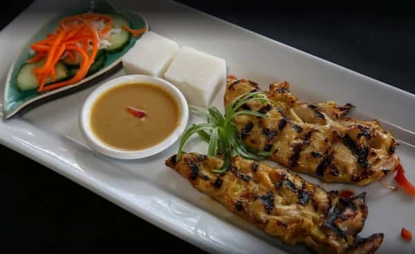 (4) Satay Skewers - Your choice of two marinated chicken or tofu skewers, grilled and delicious satay sauce. Served with peanut dipping sauce.