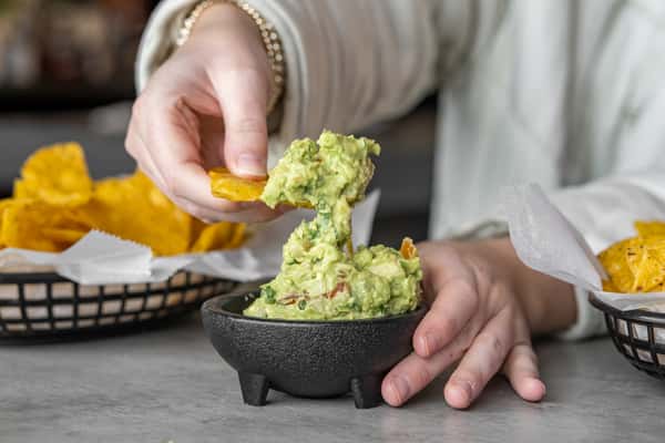 chips and guac:salsa