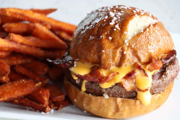Pub Pretzel Burger