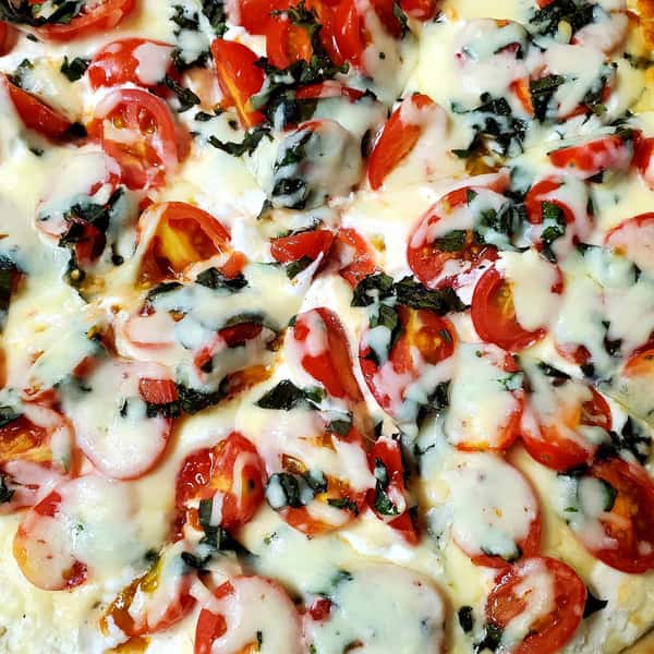 flatbread with cheese, spinach, and tomato