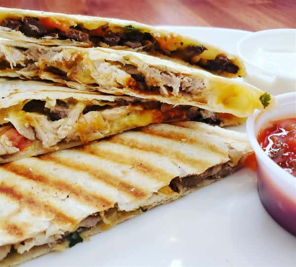 beef quesadilla with dipping sauce